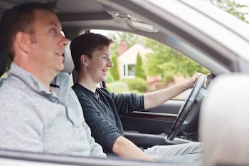 La medida busca reducir los riesgos y mejorar la formación vial de los conductores noveles