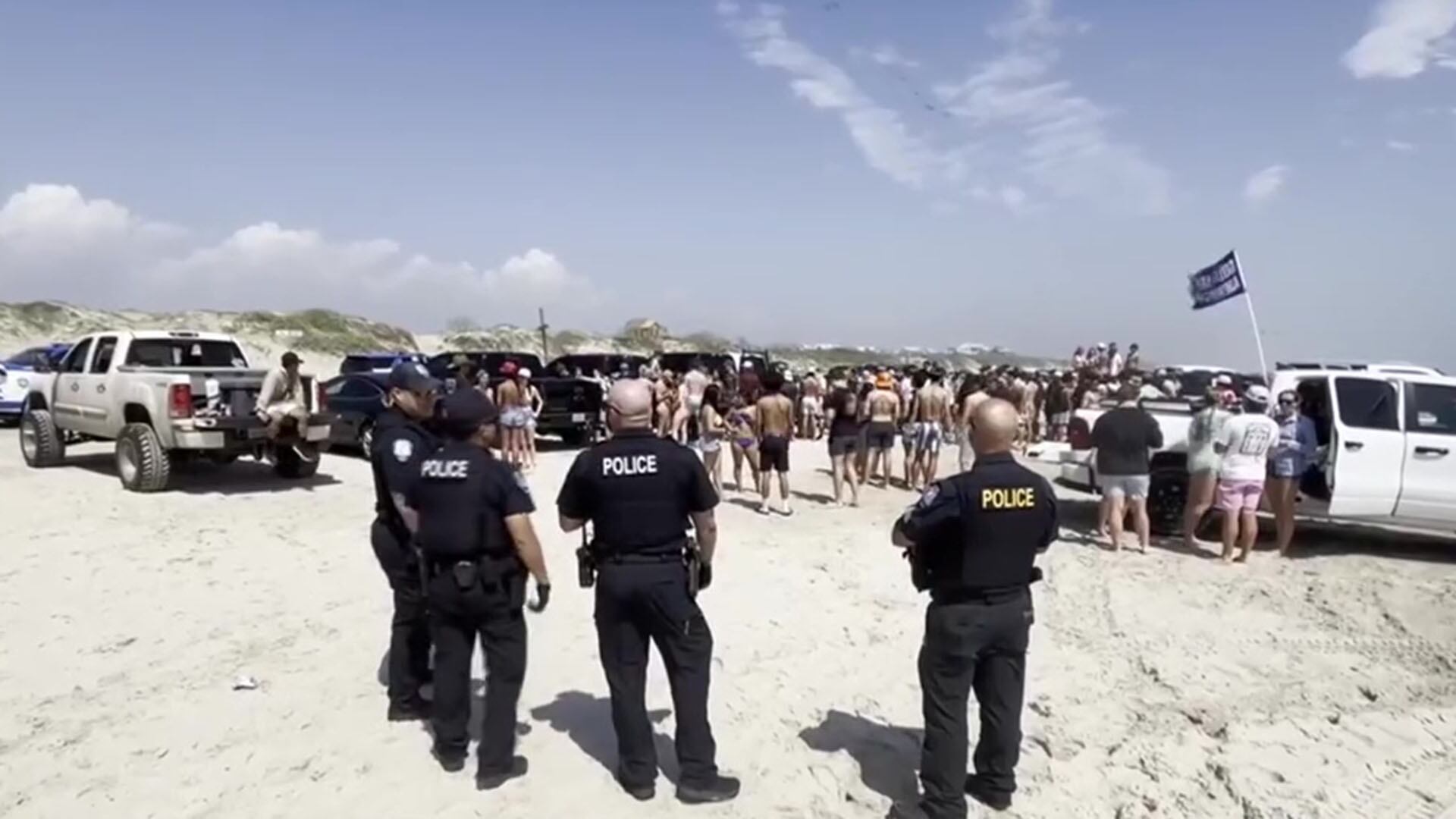 Oficiales de policía supervisan la playa de Port Aransas, Texas, tras el tiroteo en el que un adolescente de San Antonio, Ernesto Castillo, fue acusado de usar un arma de fuego (Captura de video)