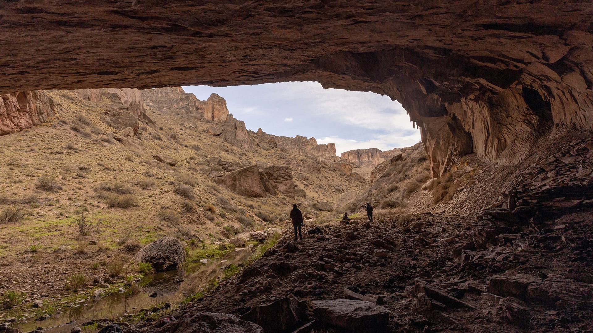 El Alero de Charcamata tiene 80 metros de boca, 40 metros de alto y más de 20 metros de profundidad (Foto/Canoa Films Co. Rewilding Argentina)