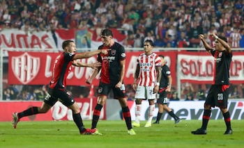 El encuentro se disputó en la cancha del Tatengue