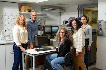 Instituto Weizmann de Ciencias.(izq.) Prof. Michal Sharon, Prof. Yossi Paltiel, Dr. Gili Ben-Nissan, Dra. Shira Yochelis, Ofek Vardi