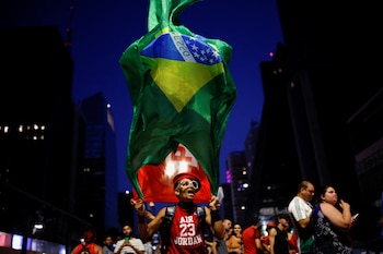 Un manifestante sostiene la bandera de Brasil durante las celebraciones en la avenida Paulista