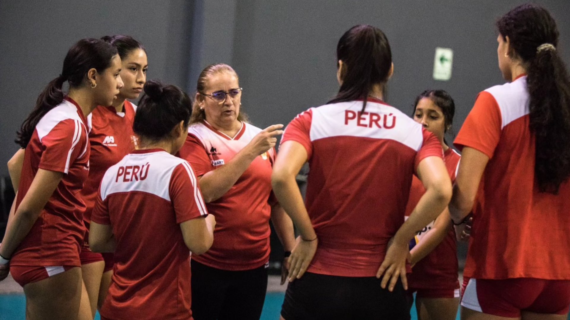 Lorena Góngora es asistente técnica de la selección peruana sub 17 de vóley. Crédito: FPV