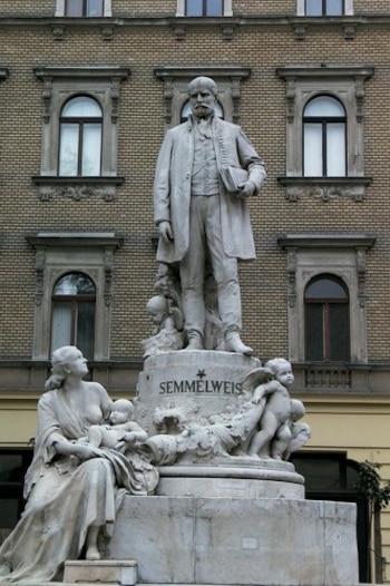 La estatua de Semmelweis con