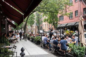 El dining al aire libre transformó barrios enteros, integrando mesas en veredas y calzadas en medio de la vida urbana cotidiana.