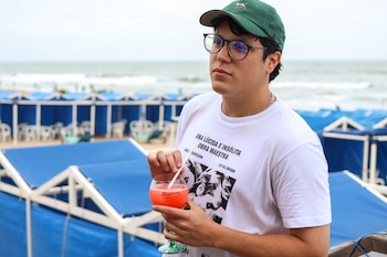 En la imagen, un joven