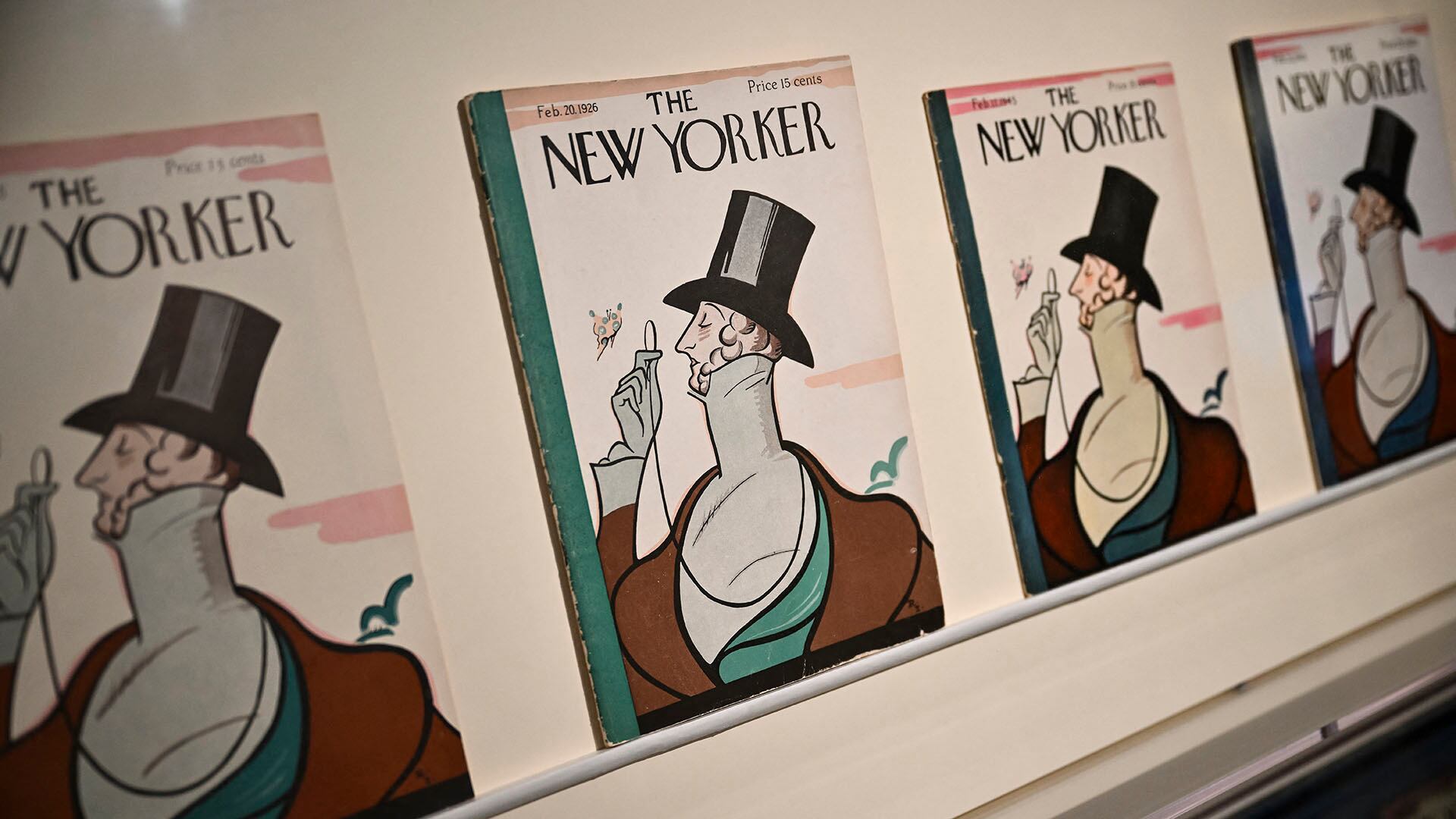 Los primeros ejemplares de The New Yorker, con una portada caricaturesca de Eustace Tilley dibujada por Rea Irvin, se exhiben en la muestra “Covering The New Yorker” para conmemorar el 100º aniversario de la revista en la L’Alliance New York Gallery en Nueva York, el 6 de marzo de 2025.(Foto de ANGELA WEISS / AFP) / RESTRINGIDO A USO EDITORIAL - MENCIÓN OBLIGATORIA DEL ARTISTA AL PUBLICAR - PARA ILUSTRAR EL EVENTO SEGÚN LO ESPECIFICADO EN EL PIE DE FOTO.