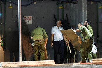 Soldados israelíes y un hombre pliegan camillas tras un ataque con drones desde el Líbano, en medio de hostilidades transfronterizas entre Hezbollah e Israel, en el Centro Médico Sheba en Ramat Gan, Israel, el 13 de octubre de 2024. REUTERS/Violeta Santos Moura