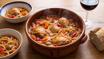 Receta de pollo a la cacerola con fideos, rápida y fácil