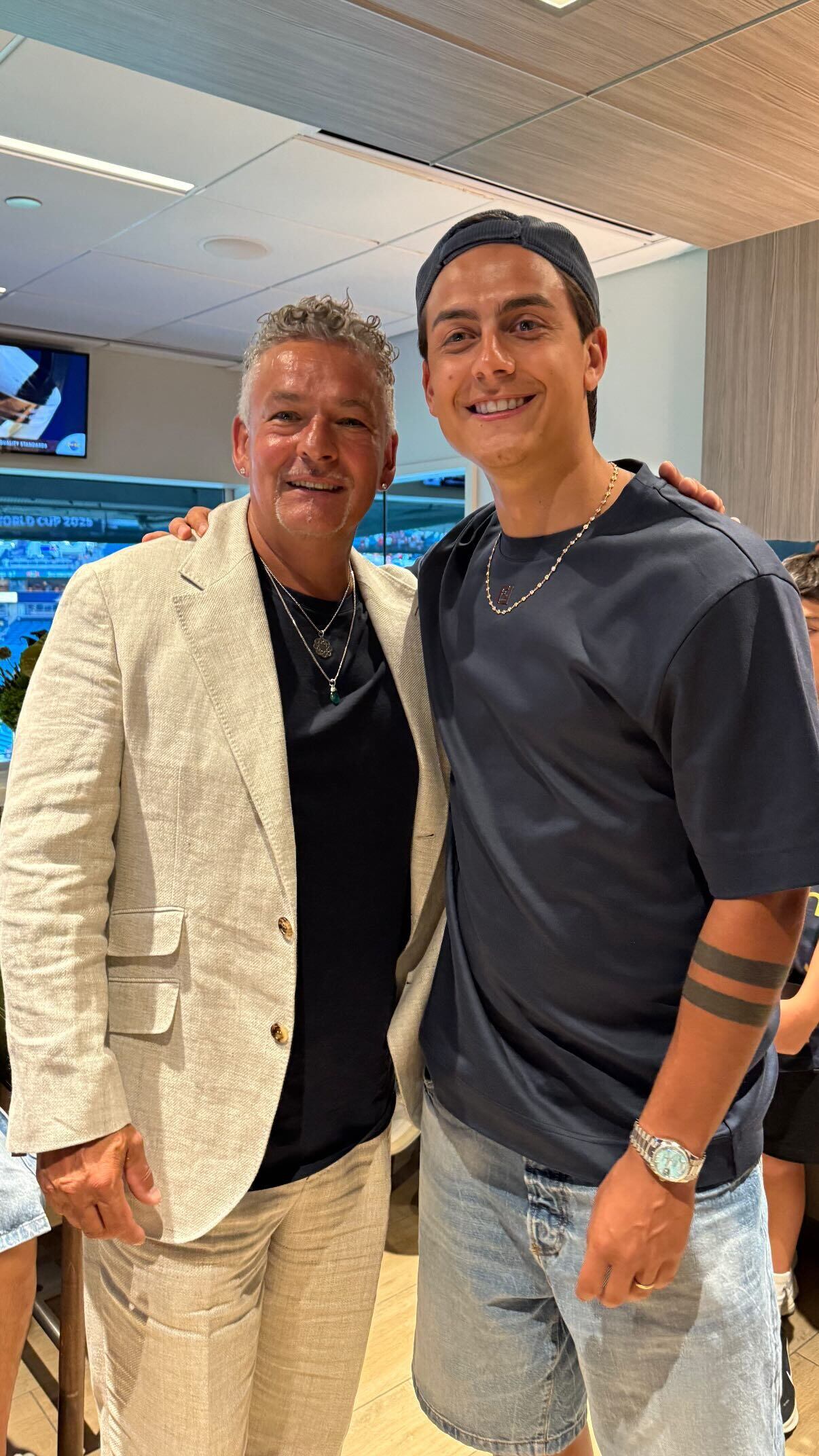 Baggio posó en el estadio junto a Paulo Dybala