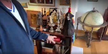 Carlos Herrera muestra el altar que tiene en su despacho. (Telecinco)