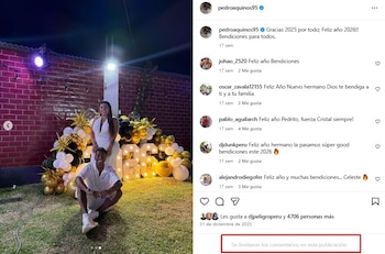 Pedro Aquino y su esposa posan en un jardín de noche frente a números luminosos '26' y globos dorados y negros; ambos visten de blanco