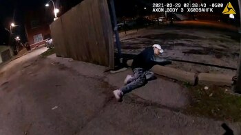 El policía se acerca hasta