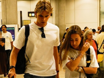17/08/2026 Miguel Urdangarín pone fin a sus vacaciones con Olympia Beracasa.
Miguel Urdangarín es, junto a su hermano mayor Juan, uno de los miembros más discretos de la familia del Rey Felipe VI. Mientras sus primos Victoria Federica y Froilán de Marichalar se mueven como pez en el agua ante las cámaras, y su hermano Pablo capea con educación y una sonrisa su papel no elegido de 'portavoz oficial' de todo lo relativo a sus padres, el tercer hijo de la infanta Cristina e Iñaki Urdangarín opta por un perfil bajo y marcado por el hermetismo en cada una de sus apariciones públicas.
POLITICA EUROPA ESPAÑA SOCIEDAD