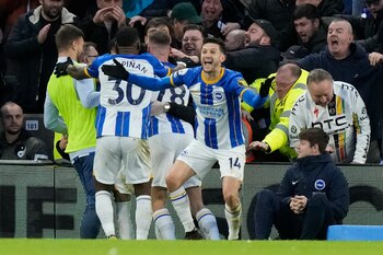 Jugadores del Brighton celebran el