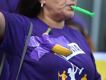 Una mujer se pegó una banana con cinta para protestas por los bajos salarios en Miami (Joe Raedle/Getty Images/AFP)
