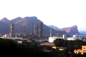 Imagen de archivo de una refinería de petróleo. EFE/Mike Nelson