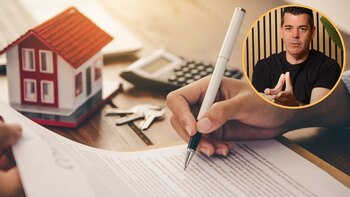 Una mujer firma un préstamo