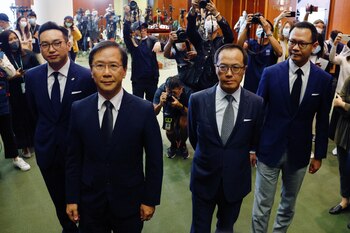 Los ex legisladores pandemócratas Alvin Yeung Ngok-kiu, Kwok Ka-ki, Kenneth Leung y Dennis Kwok hablan con los medios de comunicación después de que fueron descalificados cuando China aprobó una nueva resolución en Hong Kong. REUTERS/Tyrone Siu