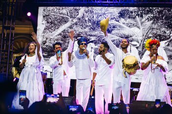 Con una combinación de ritmos