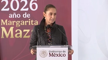 Claudia Sheinbaum habla ante un atril con el escudo del Gobierno de México frente a un fondo conmemorativo de Margarita Maza.