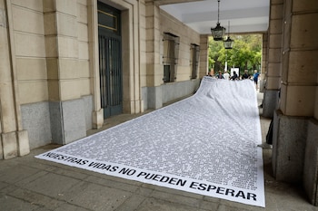 Pancarta desplegada por la Asociación de Mujeres con Cáncer de Mama (Amama) en el marco de la presentación, este martes en los juzgados de Sevilla, de la primera de las demandas para solicitar a la Junta de Andalucía indemnizaciones por los fallos en el programa de cribados, después de que sus reclamaciones patrimoniales no hayan sido atendidas.