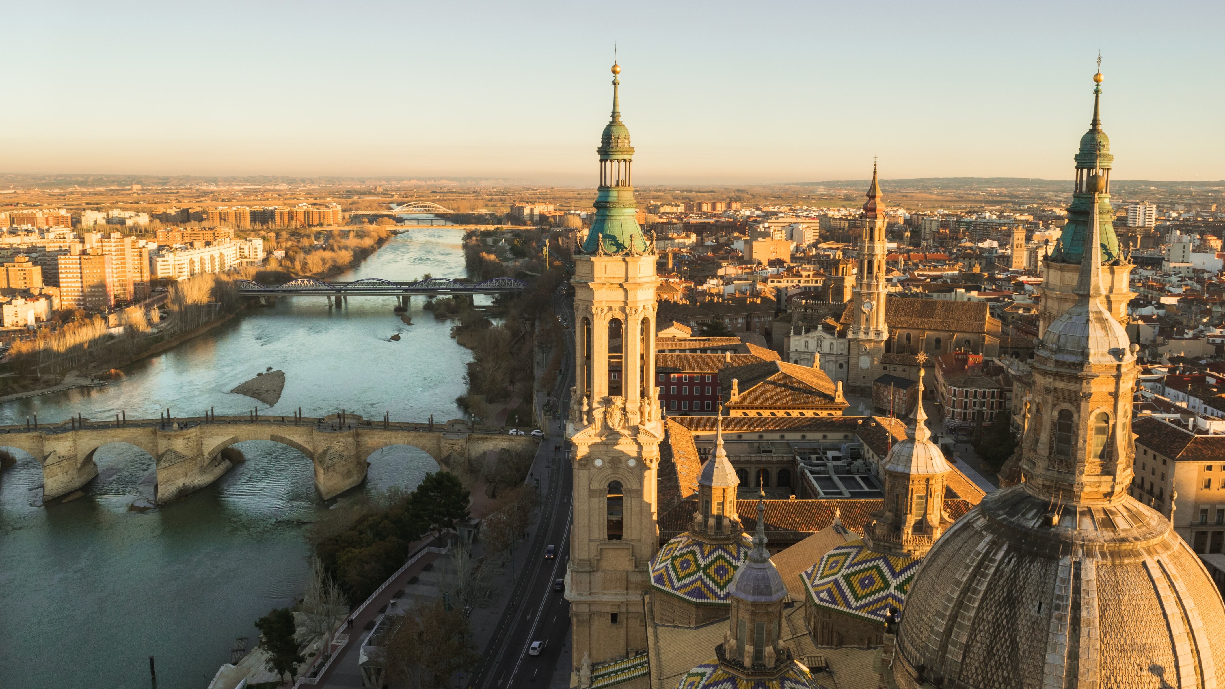 Condenan a 13 y 14 años de prisión a siete jóvenes por una violación grupal en Zaragoza (Wikimedia Commons)