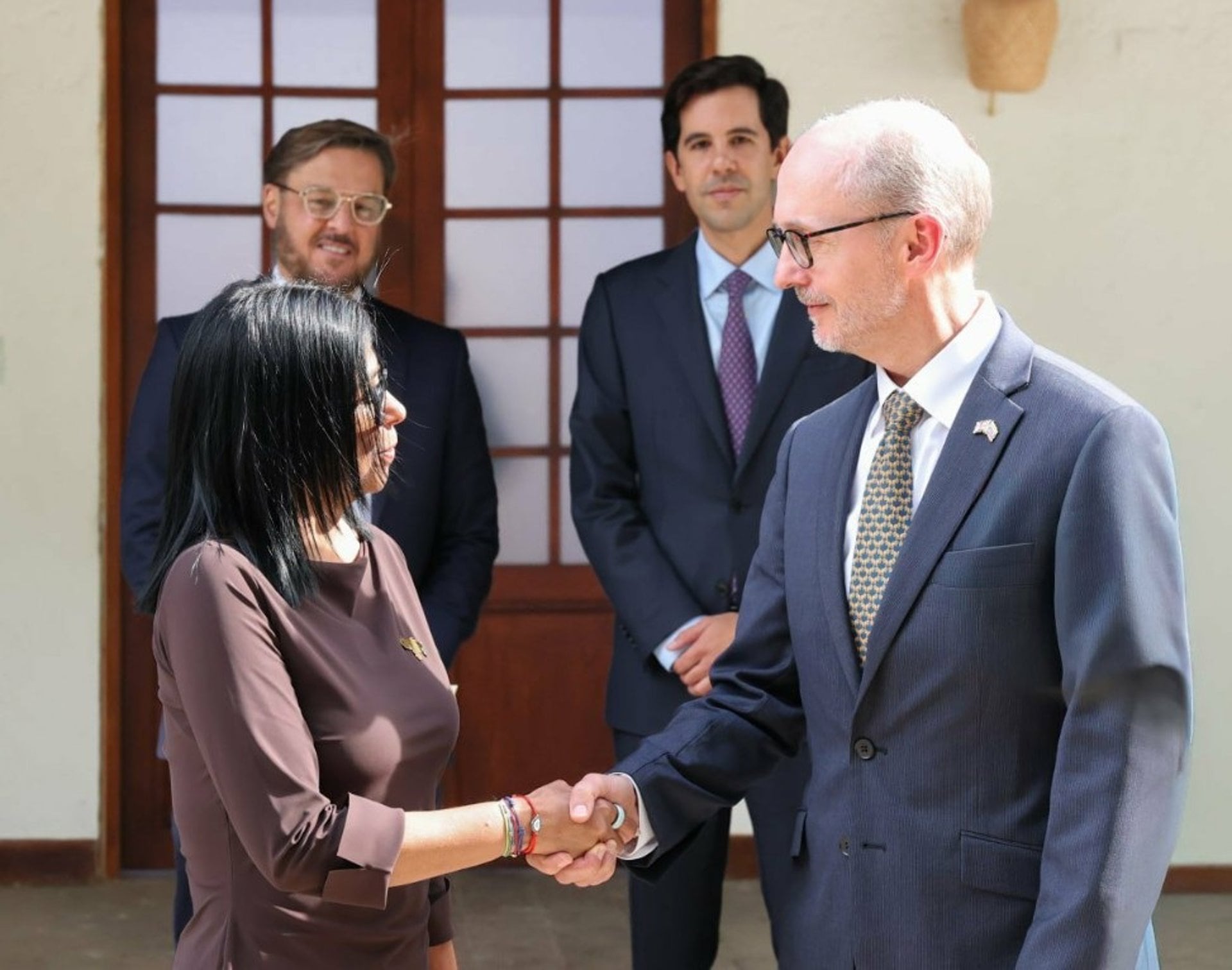 19/09/2026 La presidenta encargada de Venezuela, Delcy Rodríguez y el encargado de Negocios de Reino Unido, Colin Dick, en Caracas.
El Gobierno de Venezuela y la oposición estarían cerca de llegar a un acuerdo para transferir las reservas de oro del Banco Central Venezolano (BCV), valoradas en unos 4.000 millones de dólares (casi 3.500 millones de euros), del Banco de Inglaterra a la Reserva Federal de Nueva York, según ha informado este mismo viernes el 'Financial Times'.
ECONOMIA
COLIN DICK