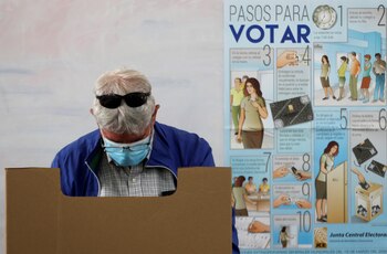 Un hombre vota en Santo