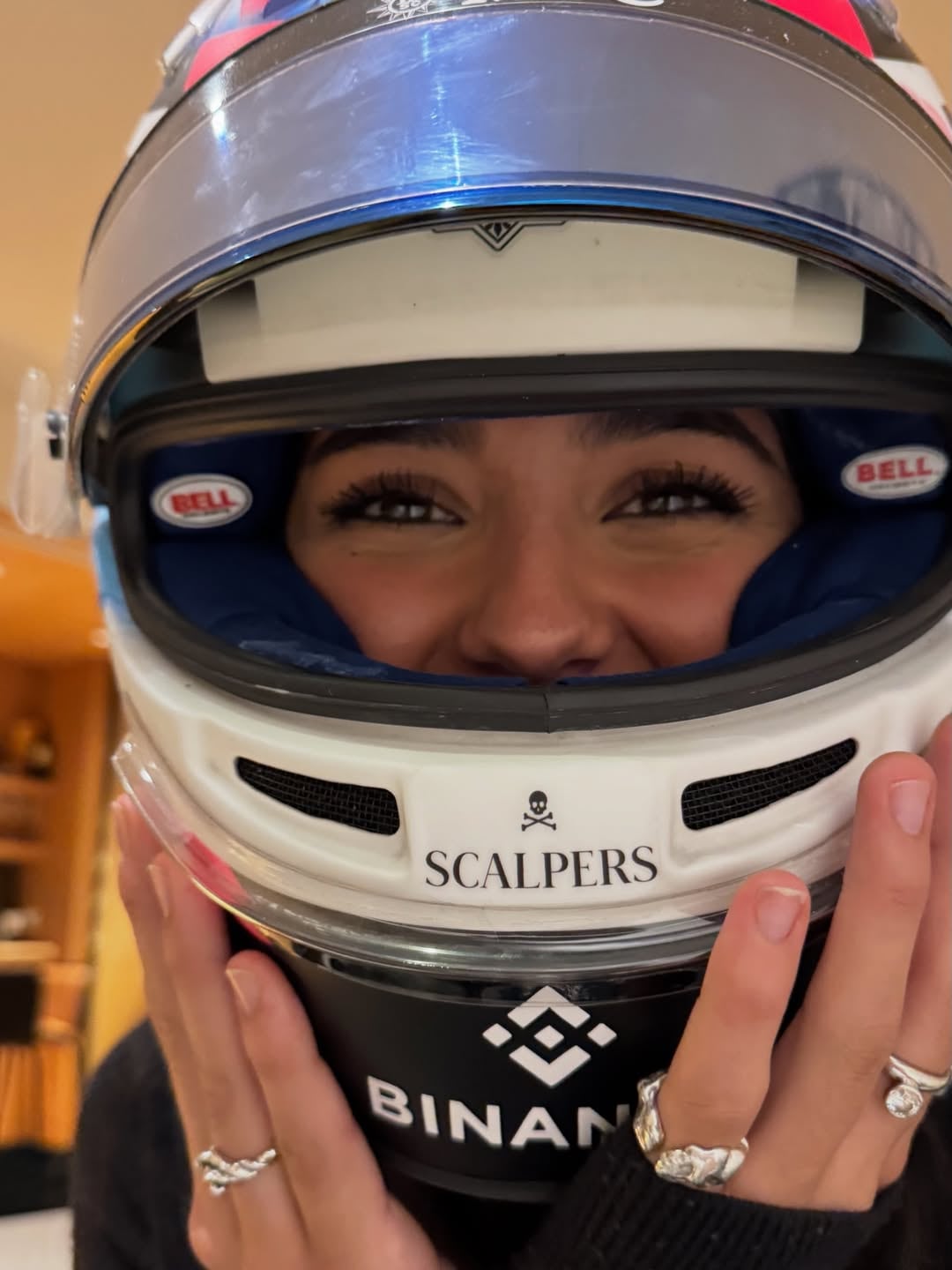 La foto de Maia Reficco con el casco del piloto de Alpine llamó la atención de los fanáticos