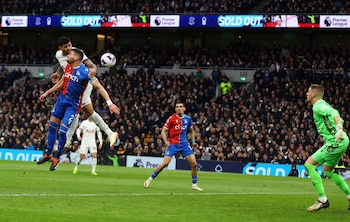 El Cuti se eleva más que nadie y convierte el 2-1 parcial para el Tottenham (Reuters/Matthew Childs)