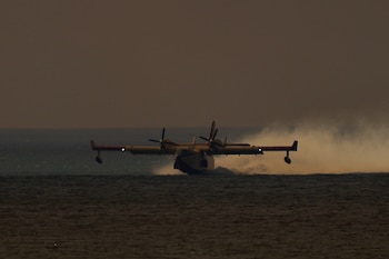 Un avión bombardero recoge agua