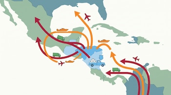 Mapa estilizado de Centroamérica con Honduras resaltada. Flechas rojas y naranjas indican rutas. Hay íconos de camiones, lanchas rápidas, aviones y una camioneta policial con paquetes.
