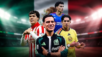 Rafael Márquez en chamarra verde posa al centro de tres futbolistas ante la bandera de México y luces de estadio.