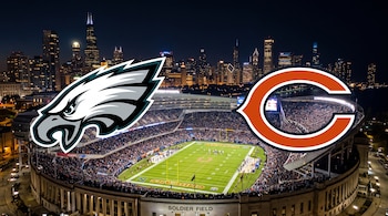 Logotipos de Philadelphia Eagles y Chicago Bears sobre una vista nocturna del estadio Soldier Field y el panorama urbano de Chicago.