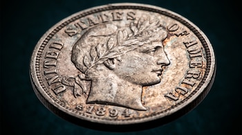 Moneda antigua de diez centavos de Estados Unidos del año 1894 con el grabado de la Libertad sobre un fondo oscuro.