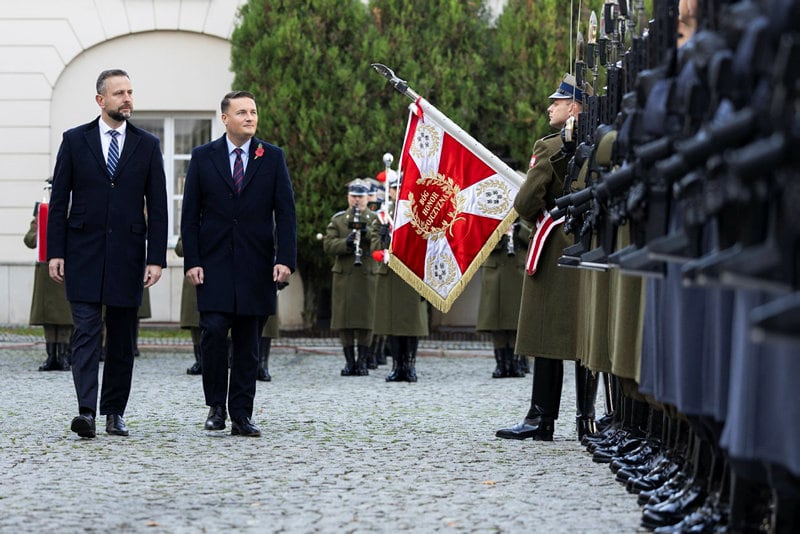 Reino Unido y Polonia sellan un frente de defensa con misiles y drones conjuntos para “disuadir las amenazas rusas” en el este de Europa