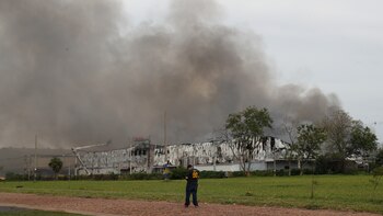 Incendio consume doce depósitos de