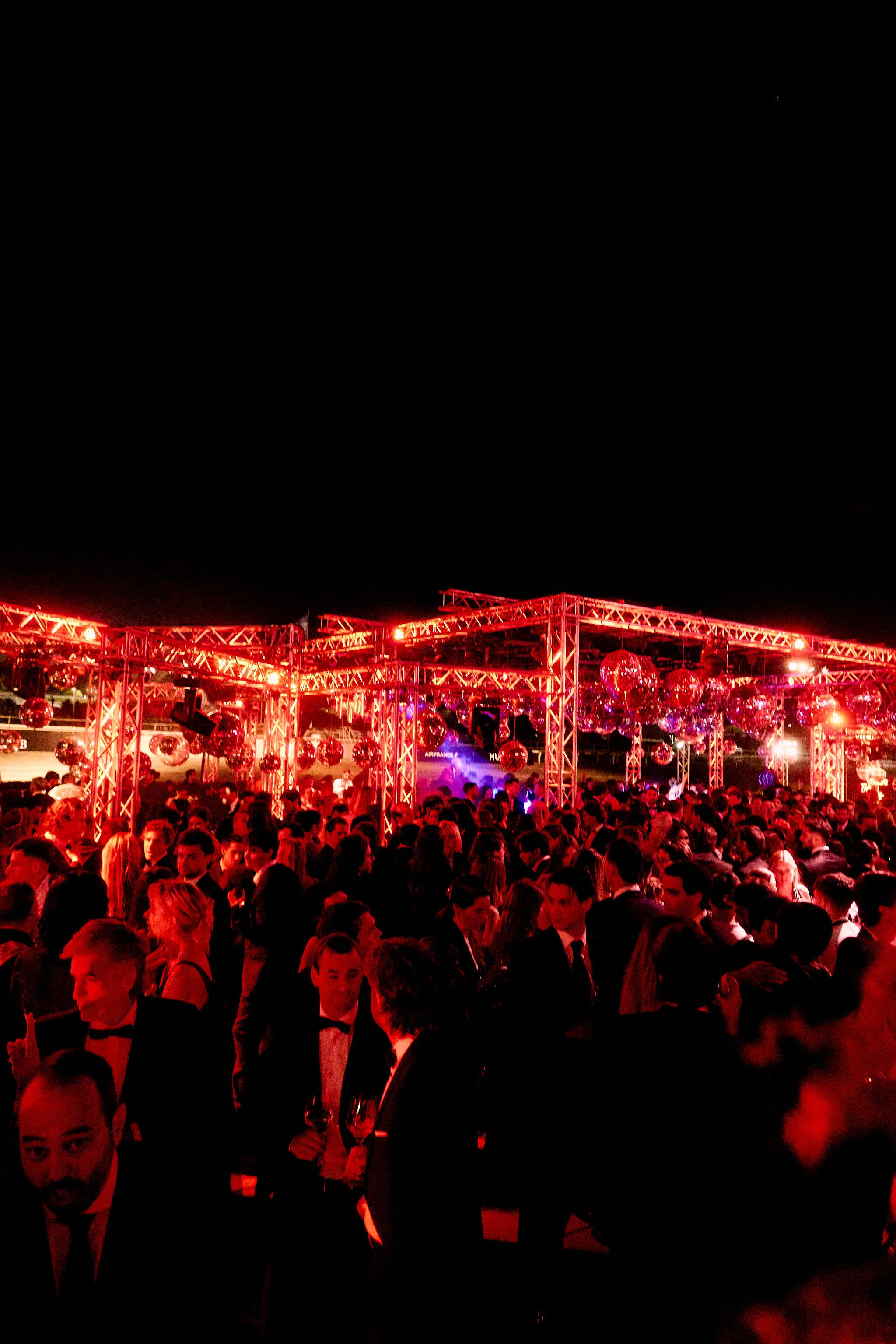 En la gala solidaria se llevaron a cabo sorteos y actividades participativas que incentivaron la colaboración entre los asistentes