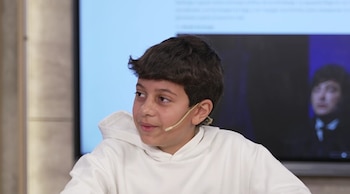 Tomi Cristal, influencer de finanzas de 11 años, sostiene que la educación financiera puede empezar antes de la adolescencia con hábitos de ahorro, gasto e inversión (Captura de video)