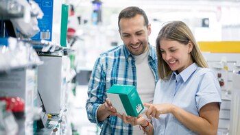 Dos consumidores compran en una