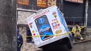 Ambulancia terminó estrellada contra un local comercial en Bogotá: el conductor estaría ebrio y habría sido suplantado por un acompañante tras el choque
