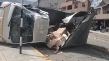 Camión queda destrozado tras volcar en Pasamayito y conductor es llevado al hospital