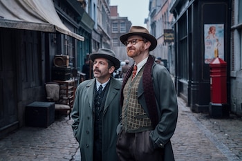 La trama aborda temas como