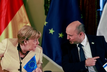 La canciller alemana, Angela Merkel, escucha al primer ministro israelí, Naftali Benett, mientras asiste a una reunión del gabinete en Jerusalén, el 10 de octubre de 2021. Menahem Kahana / Pool vía REUTERS
