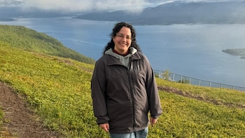 Itziar, enfermera, posa en una foto en un paisaje natural de Noruega, donde trabaja.