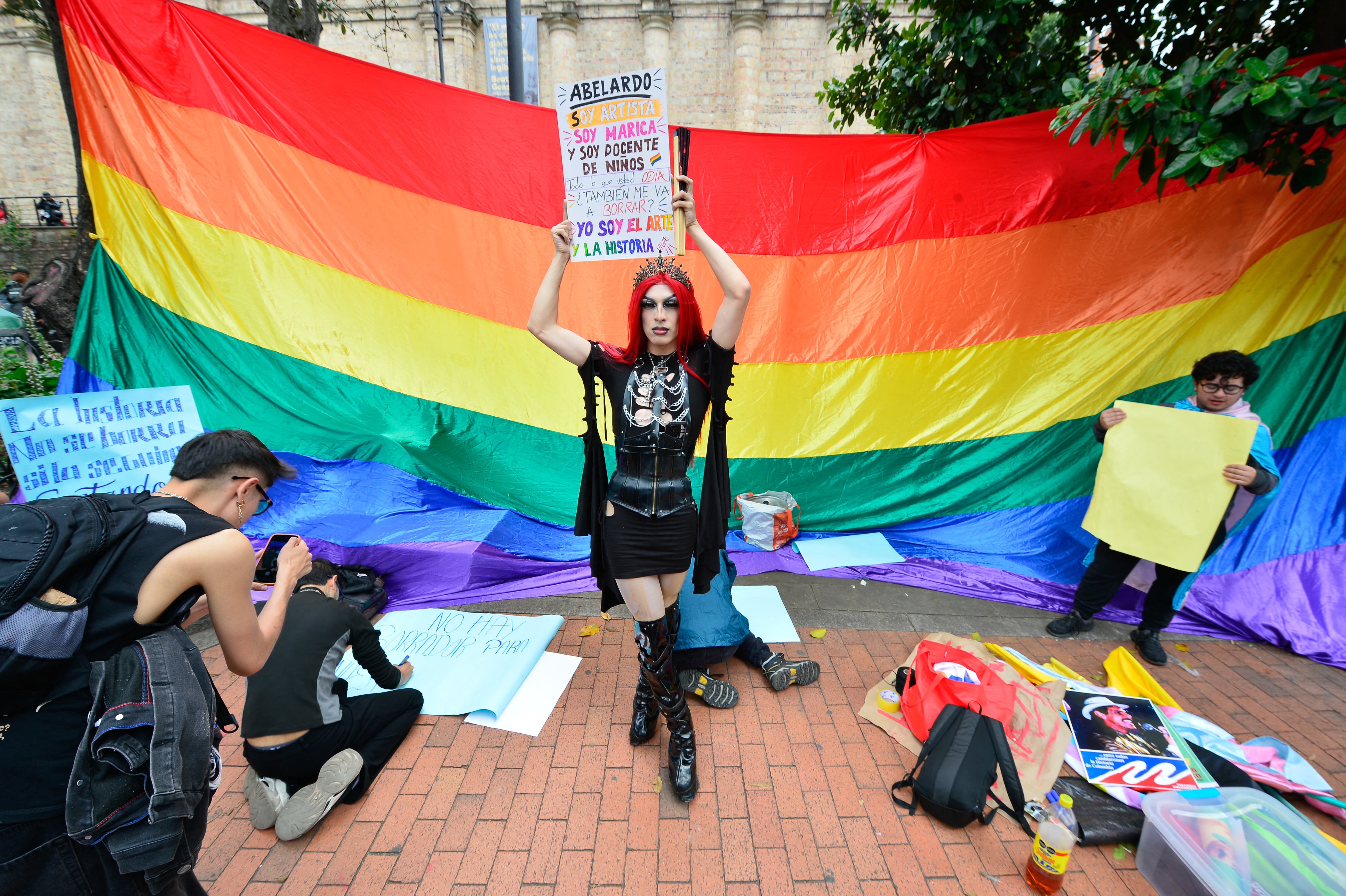 Manifestantes se concentran frente al Museo Nacional de Bogotá tras el retiro de obras vinculadas con diversidad sexual, feminismo y procesos de paz (SEBASTIAN BARROS / AFP)