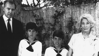 Emmanuela Dampierre posa junto a su hijo Alfonso y sus nietos, Francisco y Luis Alfonso, el día de la primera comunión de estos últimos. Crédito: Album / Archivo ABC.