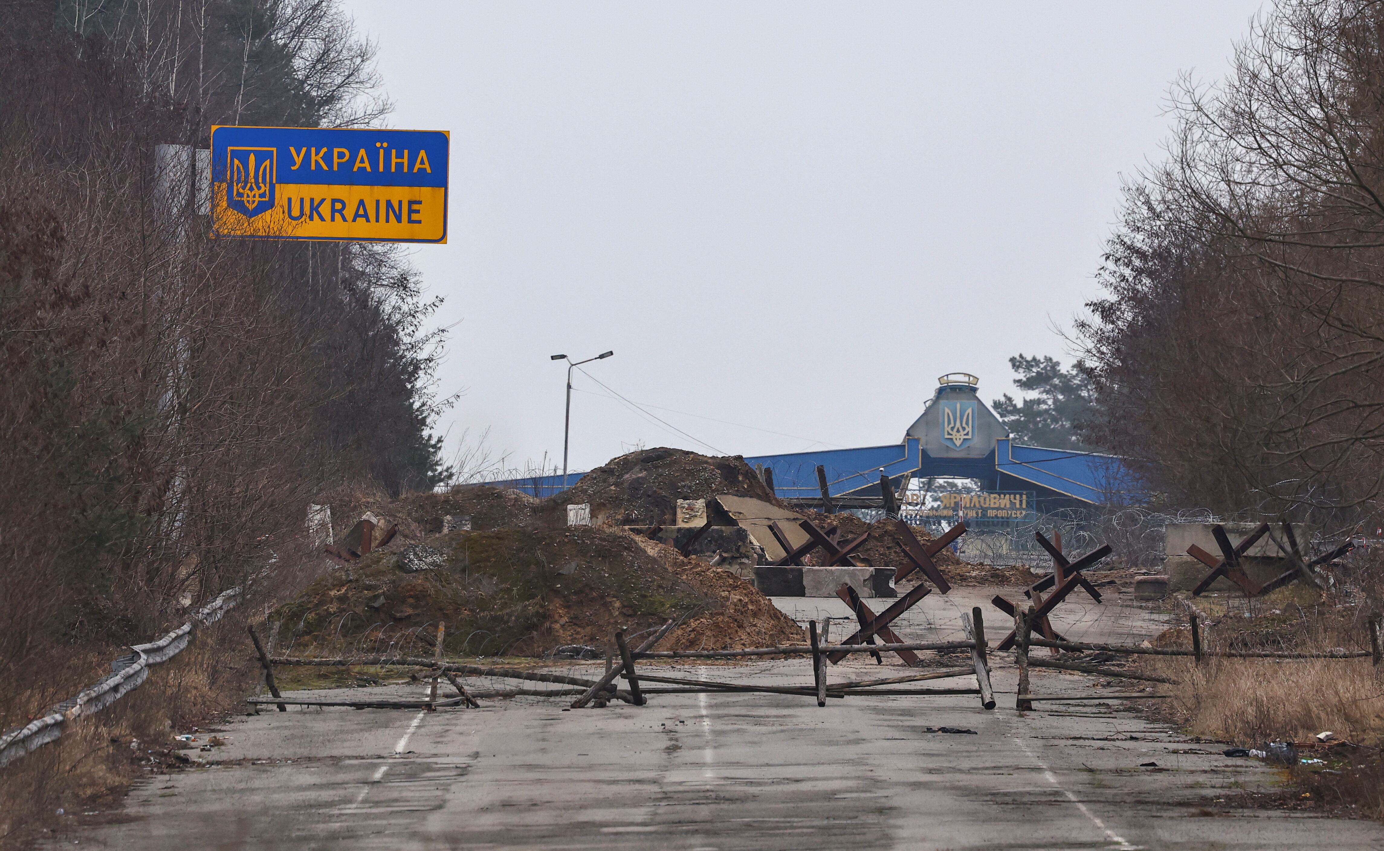 Instalaciones de defensa ucranianas bloquean una carretera que conduce desde el puesto fronterizo de Novaya Guta (Reuters)