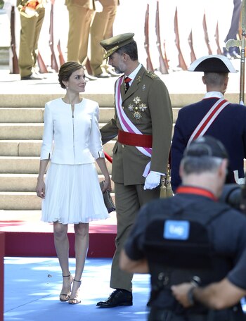 Como una bailarina acudió a la celebración de 2015. En esta ocasión, Letizia apostó su look a una falda plisada con muchos vuelo, de color blanco y que terminaba por encima de sus rodillas, La firmaba Felipe Varela. La conjugó con una chaqueta a tono de cuello redondeado de Hugo Boss, sandalias de altísimo tacón, un bolso metalizado y pendientes de Tous.